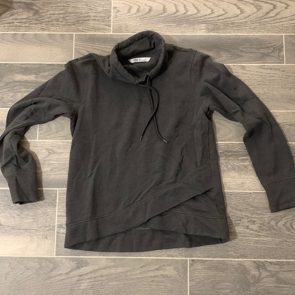 Dick Sporting Goods sweatshirt medium in like new condition